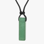 Pendentif barre pierre naturelle aventurine verte poli brillant sur cordon noir tressé nœud fond blanc