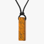 Pendentif barre pierre naturelle oeil de tigre ambre veiné monture dorée rose sur cordon noir tressé nœud fond blanc