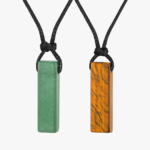 Collier homme cordon noir pendentif barre pierre naturelle aventurine verte et oeil de tigre ambre monture dorée comparatif fond blanc