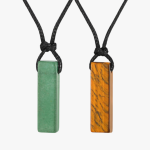 Collier homme cordon noir pendentif barre pierre naturelle aventurine verte et oeil de tigre ambre monture dorée comparatif fond blanc