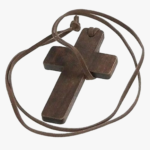 Collier homme croix en bois marron cordon daim marron réglable fond blanc