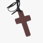 Collier homme croix en bois marron zoom pendentif cordon daim noir fond blanc