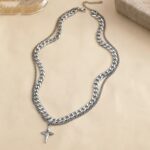 Collier homme double couche chaîne argentée pendentif étoile flat lay fond beige