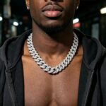 Collier homme gourmette cubaine iced out zircon blanc porté hoodie noir