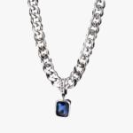 Collier homme gourmette acier inoxydable argenté pendentif zircon bleu vue de cote fond blanc