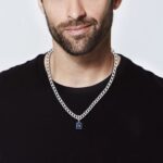 Collier homme gourmette acier inoxydable argenté pendentif zircon bleu porté t-shirt noir