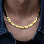 Collier homme maillons plats motif ondule acier inoxydable couleur or porte veste jean