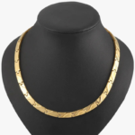 Collier homme maillons plats motif ondule acier inoxydable couleur or sur presentoir