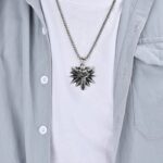 Collier homme medallion tete de loup viking acier inoxydable argent porte t-shirt blanc chemise grise