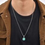 Collier homme pendentif carré turquoise acier inoxydable argenté porté sur t-shirt noir