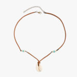 Collier homme pendentif coquillage cauri naturel cordon suede marron perles turquoise fond blanc