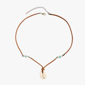 Collier homme pendentif coquillage cauri naturel cordon suede marron perles turquoise fond blanc