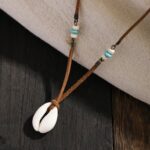 Collier homme pendentif coquillage cauri naturel cordon suede marron et perles turquoise detail