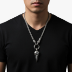 Collier homme pendentif crane de corbeau viking argent acier inoxydable porte t-shirt noir col v