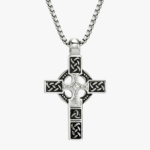 Collier homme pendentif croix celtique entrelacs argent oxydé acier inoxydable fond blanc
