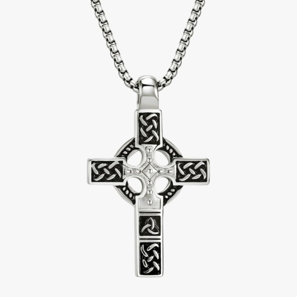 Collier homme pendentif croix celtique entrelacs argent oxydé acier inoxydable fond blanc