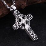Collier homme pendentif croix celtique entrelacs argent oxydé acier inoxydable fond noir