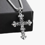 Collier homme pendentif croix gothique baroque fleur de lys acier inoxydable argent sur boite noire