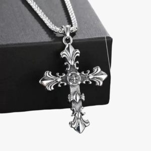 Collier homme pendentif croix gothique baroque fleur de lys acier inoxydable argent sur boite noire