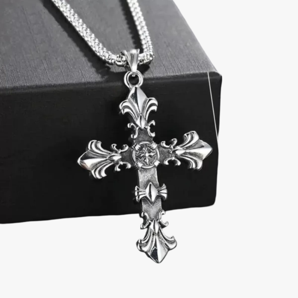 Collier homme pendentif croix gothique baroque fleur de lys acier inoxydable argent sur boite noire