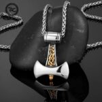 Collier homme pendentif hache viking acier inoxydable bicolore argent et or entrelacs celtiques fond noir