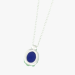 Collier homme pendentif ovale acier inoxydable argenté pierre bleue vue arrière fond blanc