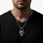 Collier homme pendentif tête de loup viking fenrir argent oxydé porté t-shirt noir col v