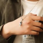 Collier homme pendentif triangle acier inoxydable argenté zircon bleu porté