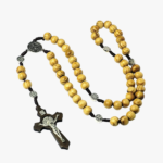 Collier homme perle de bois jaune veine croix crucifix foncee Christ argente medaille saint benoit
