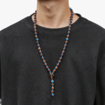 Collier homme perles de bois et turquoise pendentif donut ambre porte t-shirt noir