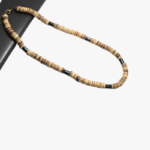 Collier homme perles noix de coco naturelles beiges et noires fermoir mousqueton bronze fond blanc