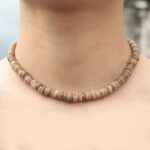 Collier homme perles rondelles bois naturel style surfeur porte fond exterieur
