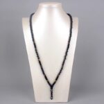 Collier homme pierre œil-de-tigre noir marron 70 cm porté sur buste présentoir beige vue frontale