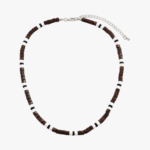 Collier ras de cou homme perles heishi bois marron blanc et noir style surf vue complète fond blanc