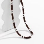 Collier ras de cou homme perles heishi bois marron blanc et noir style surf présentation fond blanc