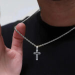 Collier pendentif croix ajourée homme acier inoxydable argent porté lifestyle t-shirt noir
