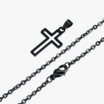 Collier pendentif croix ajourée homme acier inoxydable noir chaîne rolo fond blanc