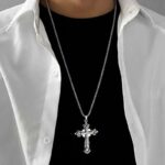 Collier pendentif croix argent homme rap porté sur chemise blanche t-shirt noir