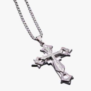 Collier pendentif croix en argent homme rap avec strass chaîne maille vénitienne fond blanc