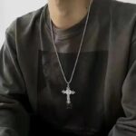 Collier pendentif croix argent homme rap style streetwear porté avec sweat gris