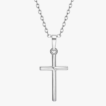 Collier pendentif croix fine minimaliste acier inoxydable argent chaîne forçat fond blanc