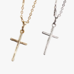 Collier pendentif croix fine minimaliste acier inoxydable argent et doré deux variantes fond blanc