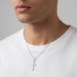 Collier pendentif croix fine minimaliste acier inoxydable argent porté lifestyle t-shirt blanc