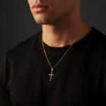 Collier pendentif croix fine minimaliste acier inoxydable doré porté lifestyle t-shirt noir