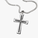 Gros plan collier pendentif croix homme acier inoxydable argent noir insert noir chaîne vénitienne