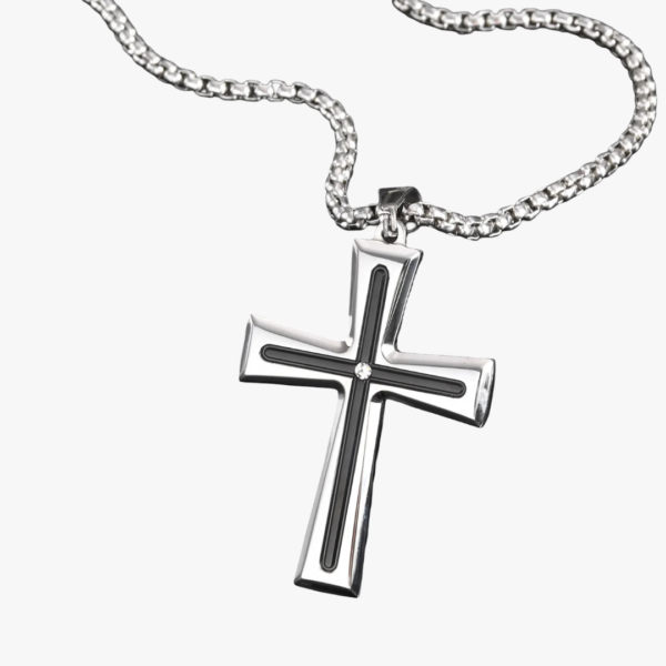Gros plan collier pendentif croix homme acier inoxydable argent noir insert noir chaîne vénitienne