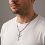 Collier pendentif croix homme acier inoxydable argent noir porté lifestyle visage partiel t-shirt blanc