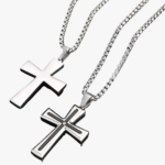 Collier pendentif croix homme acier inoxydable argent noir deux variantes uni et bicolore fond blanc