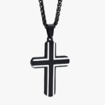 Collier pendentif croix homme acier inoxydable noir ligné argent 60 cm texture diamant fond blanc