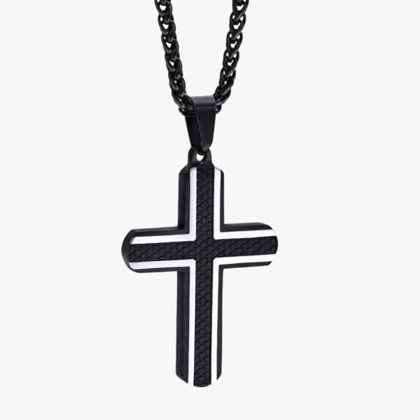 Collier pendentif croix homme acier inoxydable noir ligné argent 60 cm texture diamant fond blanc